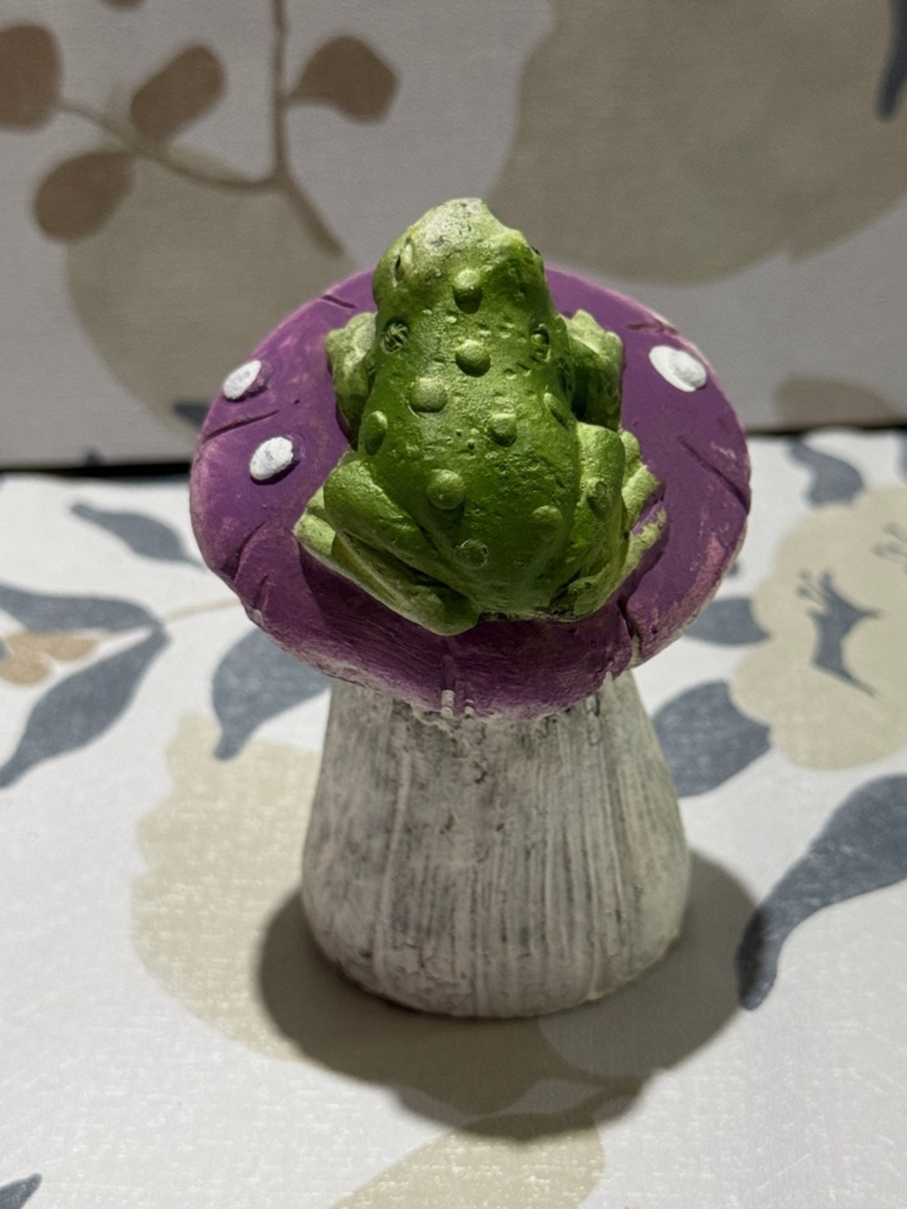Decorative Frog on Mushroom Figurine - Green and Purple - Picture 4 of 6